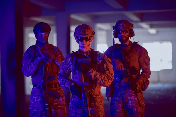 Retrato de equipe de esquadrão soldado em ambiente urbano luz colorida — Fotografia de Stock