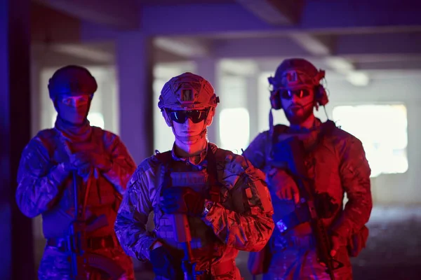 Katona osztag csapat portré városi környezetben színes fények — Stock Fotó