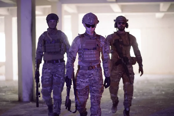 Asker ekibi şehir ortamında renkli ışıklandırma portresi — Stok fotoğraf