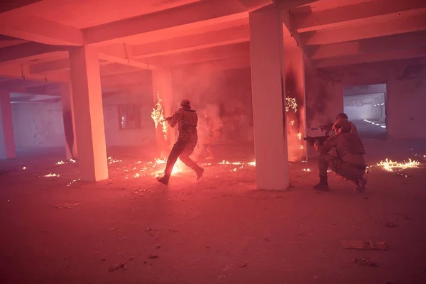 Tropas militares en acción entorno urbano —  Fotos de Stock