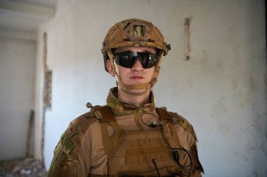 şehir ortamında modern savaş askeri portresi
