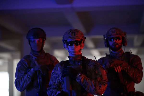 ( 영어 ) soldier squad team portrait in city environalities color light tis — 스톡 사진