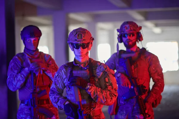 Soldaat squad team portret in stedelijke omgeving gekleurde lightis — Stockfoto