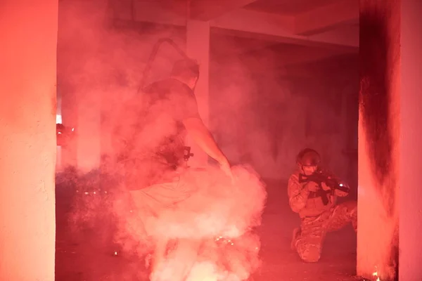 Troupes militaires en action environnement urbain — Photo