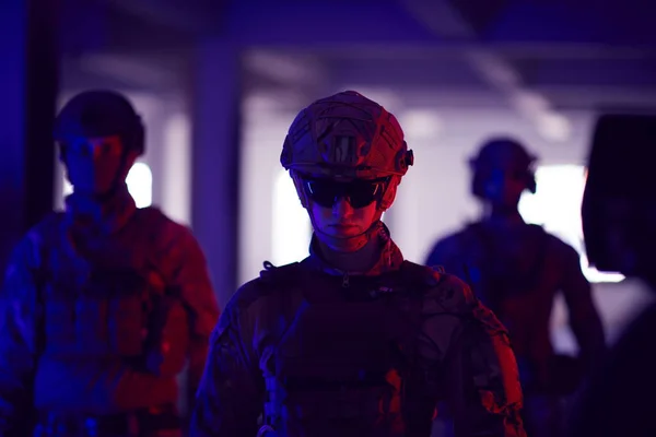 Soldatenteam wandelen in stedelijke omgeving gekleurde lichter — Stockfoto