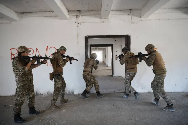 Katonai csapatok bevetése városi környezetben — Stock Fotó
