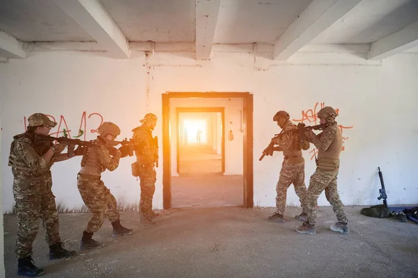 Vojenské jednotky v akci městské prostředí — Stock fotografie