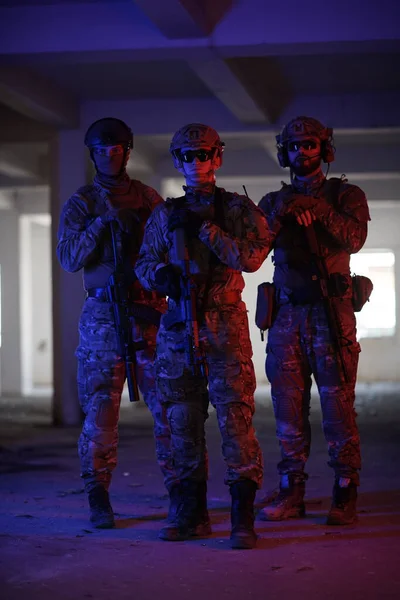 Soldaat squad team portret in stedelijke omgeving gekleurde lightis — Stockfoto