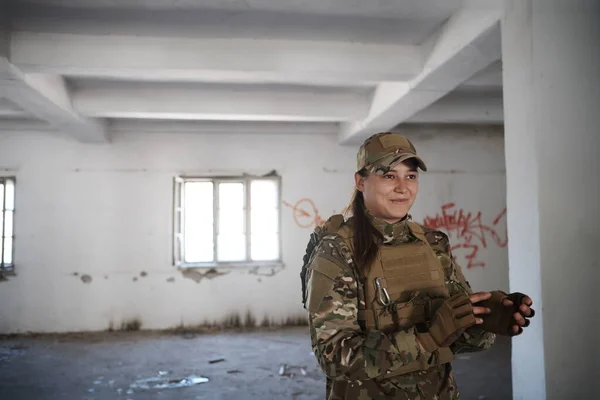 Військова жінка-солдат має перерву — стокове фото