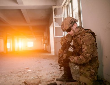 Asker vitrin değiştirme şarjörünün yanında görev yapıyor ve saklanıyor.