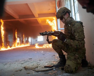 Asker vitrin değiştirme şarjörünün yanında görev yapıyor ve saklanıyor.