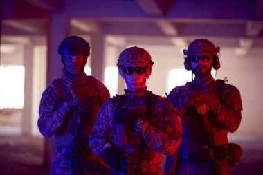 Asker ekibi şehir ortamında renkli ışıklandırma portresi