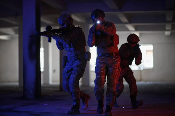 Squadra di soldati in formazione tattica avente azione ambiente urbano — Foto Stock