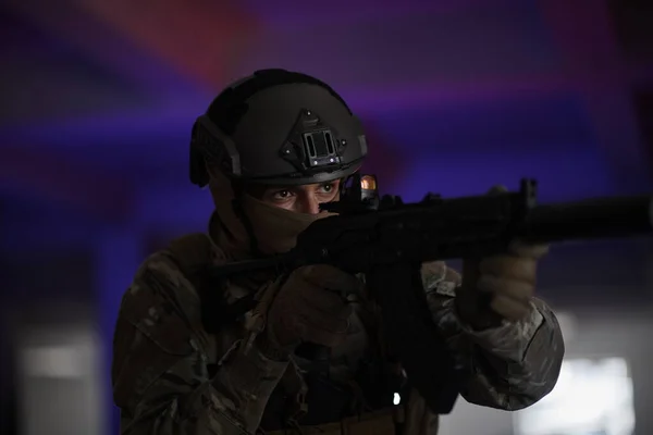 Soldado de guerra moderna en el campo de batalla del entorno urbano —  Fotos de Stock