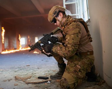 Asker vitrin değiştirme şarjörünün yanında görev yapıyor ve saklanıyor.