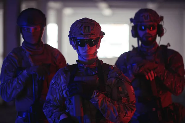 Soldat trupp team porträtt i stadsmiljö färgad ljusare — Stockfoto