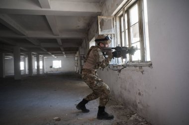 Asker vitrin değiştirme şarjörünün yanında görev yapıyor ve saklanıyor.