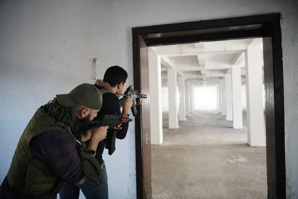 Tropas militares en acción entorno urbano — Foto de Stock