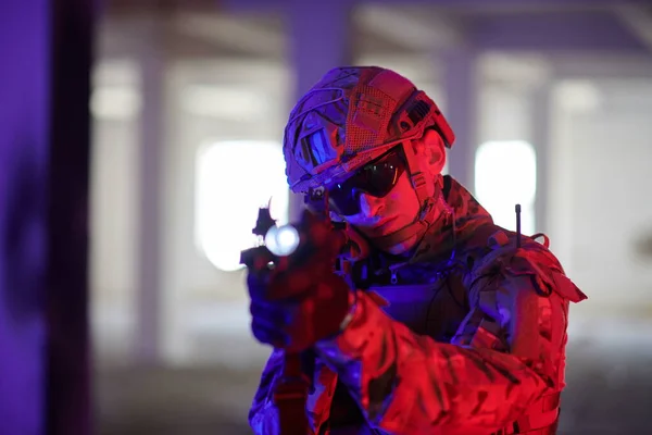 Soldat de guerre moderne en milieu urbain champ de bataille — Photo