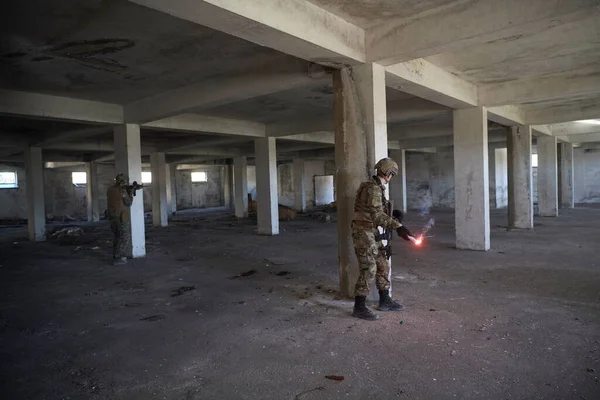 Tropas militares em ação ambiente urbano — Fotografia de Stock