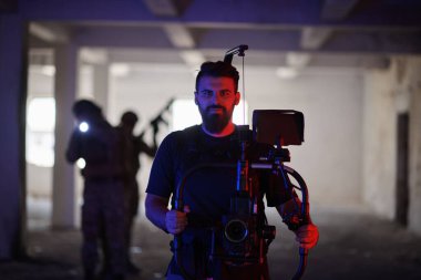 Eylemdeki Askerlerin Eylem Ortamında Çekim Yapan Videograf