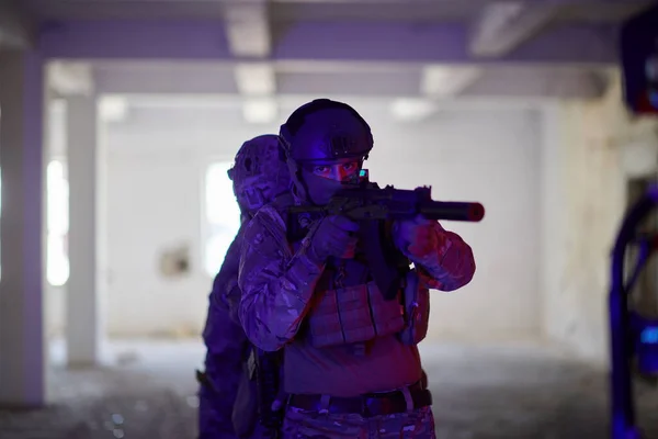 Soldaten eenheid in tactische formatie met actie stedelijke omgeving — Stockfoto