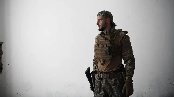 Retrato de soldado de guerra moderna en el entorno urbano —  Fotos de Stock