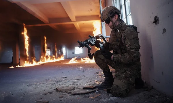 Soldat im Einsatz in der Nähe von Schaufenstermagazin und nehmen Deckung — Stockfoto