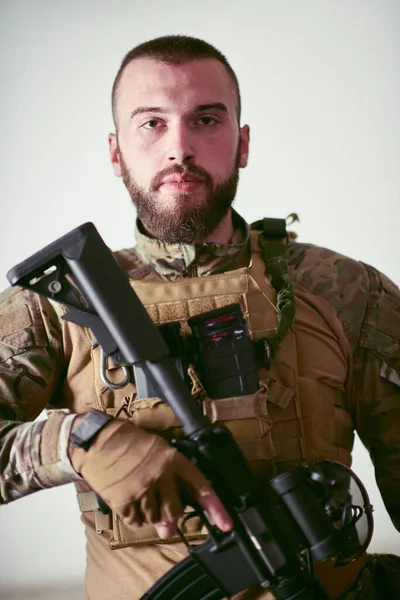 Retrato de soldado de guerra moderna em ambiente urbano — Fotografia de Stock