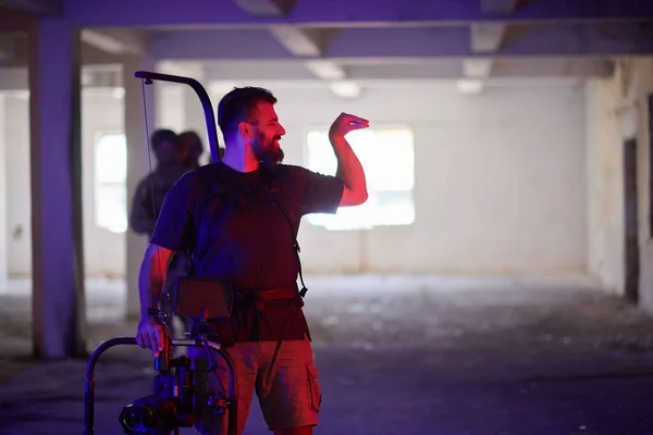 Videograaf neemt actie schieten van soldaten in actie stedelijk milieu — Stockfoto