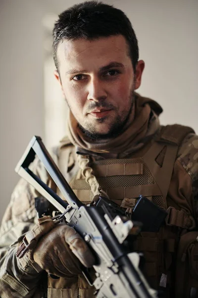 Retrato de soldado de guerra moderna en el entorno urbano — Foto de Stock