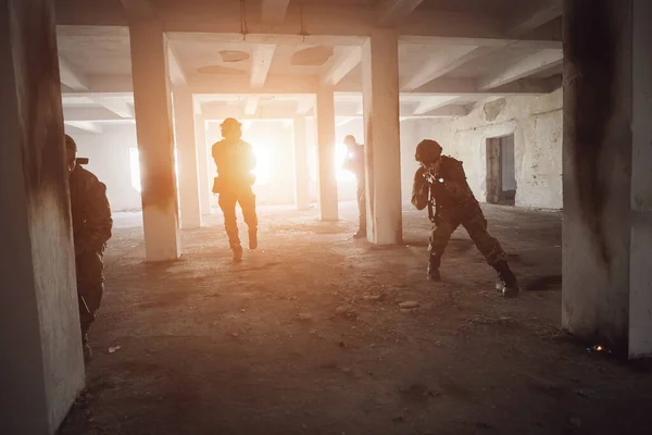 Truppe militari in azione ambiente urbano — Foto Stock