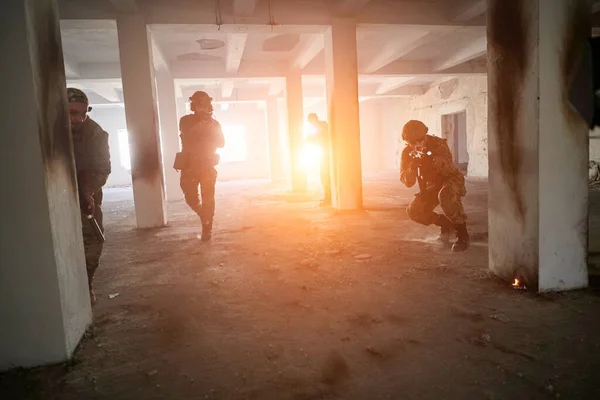 Troupes militaires en action environnement urbain — Photo