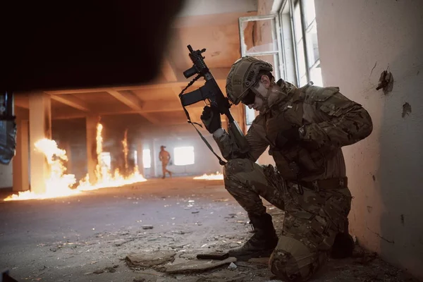 Soldat en action près de fenêtre changeant de magazine et prendre refuge — Photo