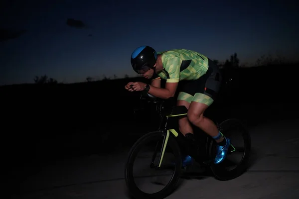 Triathlet Rast Nachts Auf Professionellem Rennrad — Stockfoto