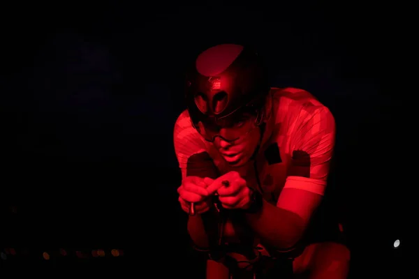 Τρίαθλο Αθλητής Ποδηλασία Γρήγορη Ιππασία Επαγγελματικό Αγωνιστικό Ποδήλατο Νύχτα Νέον — Φωτογραφία Αρχείου