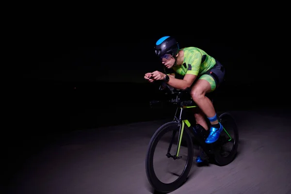 Τρίαθλο Αθλητής Ποδηλασία Γρήγορη Ιππασία Επαγγελματικό Αγωνιστικό Ποδήλατο Νύχτα — Φωτογραφία Αρχείου