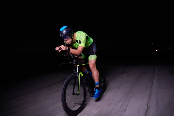 Τρίαθλο Αθλητής Ποδηλασία Γρήγορη Ιππασία Επαγγελματικό Αγωνιστικό Ποδήλατο Νύχτα — Φωτογραφία Αρχείου