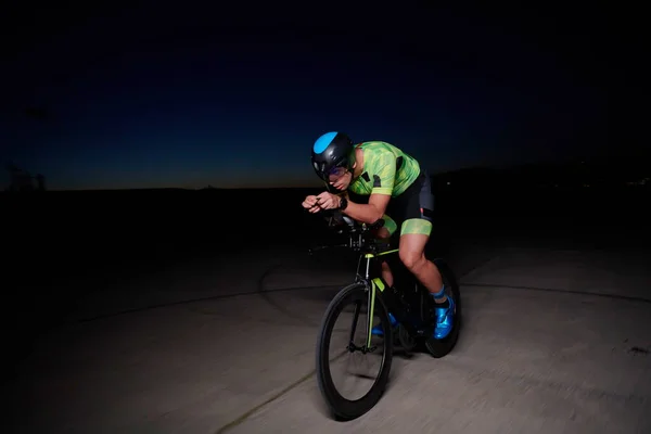 Triatlo Atleta Ciclismo Rápido Andar Bicicleta Corrida Profissional Noite — Fotografia de Stock