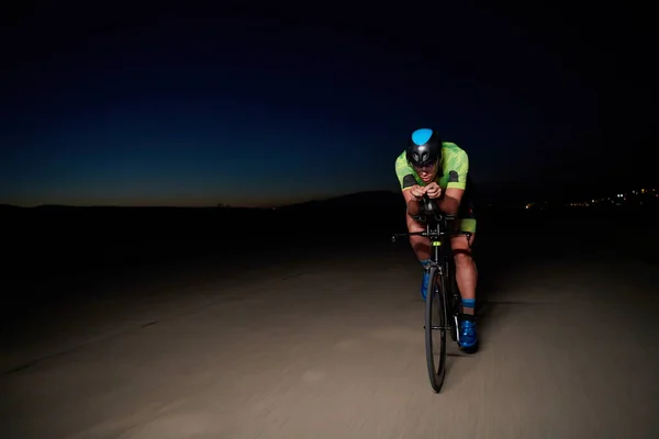 Triathlet Rast Nachts Auf Professionellem Rennrad — Stockfoto