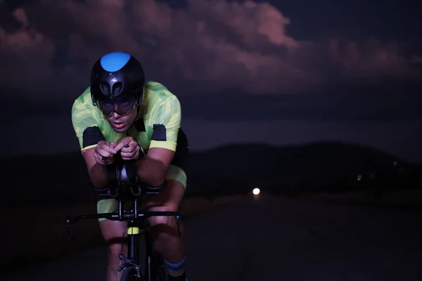 Triatlón Atleta Ciclismo Bicicleta Carreras Profesionales Conducción Rápida Por Noche — Foto de Stock