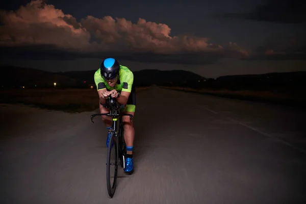 Triatlo Atleta Ciclismo Rápido Andar Bicicleta Corrida Profissional Noite — Fotografia de Stock