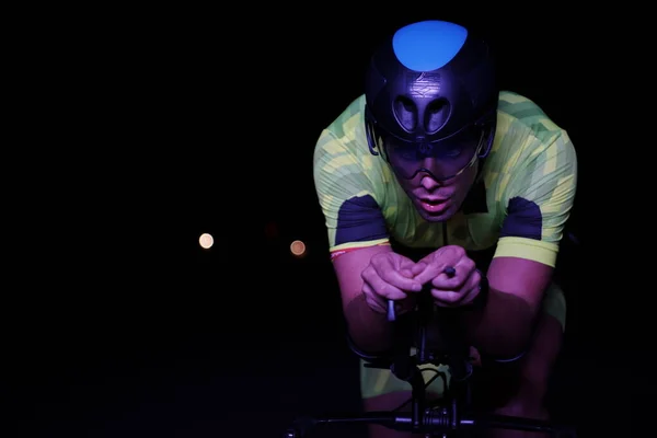 Triatlón Atleta Ciclismo Bicicleta Carreras Profesionales Conducción Rápida Por Noche —  Fotos de Stock