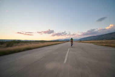 Bisiklet süren triatlon sporcusu