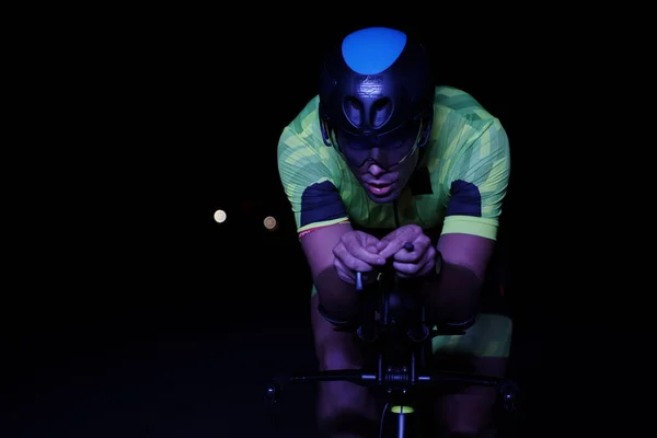Атлет Триатлон Велосипедные Быстрые Езда Профессиональный Гоночный Велосипед Ночью — стоковое фото
