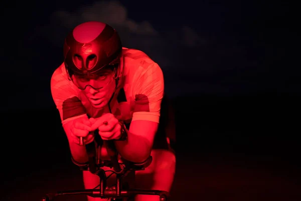 Триатлон Спортсмен Езда Велосипеде Быстро Профессиональный Гоночный Велосипед Ночью Неоновый — стоковое фото