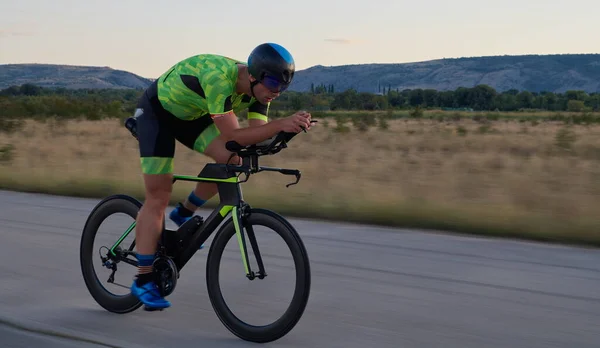 Athlète de triathlon en vélo — Photo