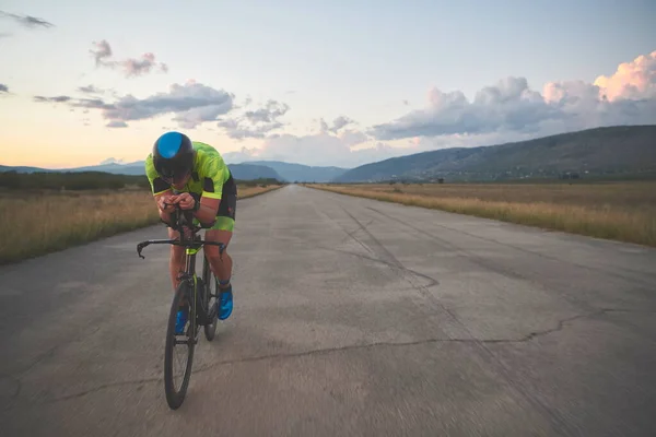 Bisiklet süren triatlon sporcusu — Stok fotoğraf
