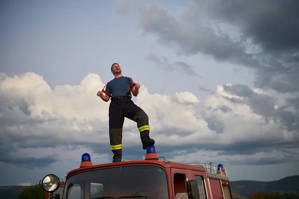 Пожарный не при исполнении на грузовике — стоковое фото