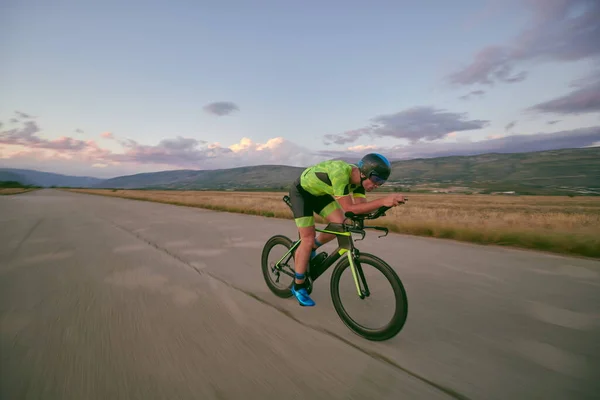 Bisiklet süren triatlon sporcusu — Stok fotoğraf